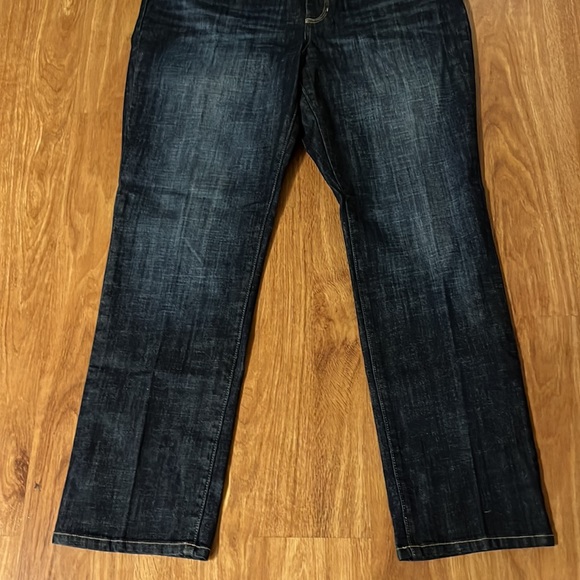 Chico’s 2.5 NWT Platinum Denim Ultimate Fit Jeans - Picture 2 of 7